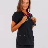 Medicinska bluza SuperStretch crne boje – rastezljiva i udobna za medicinsko osoblje, brenda BTS medicinskih uniformi