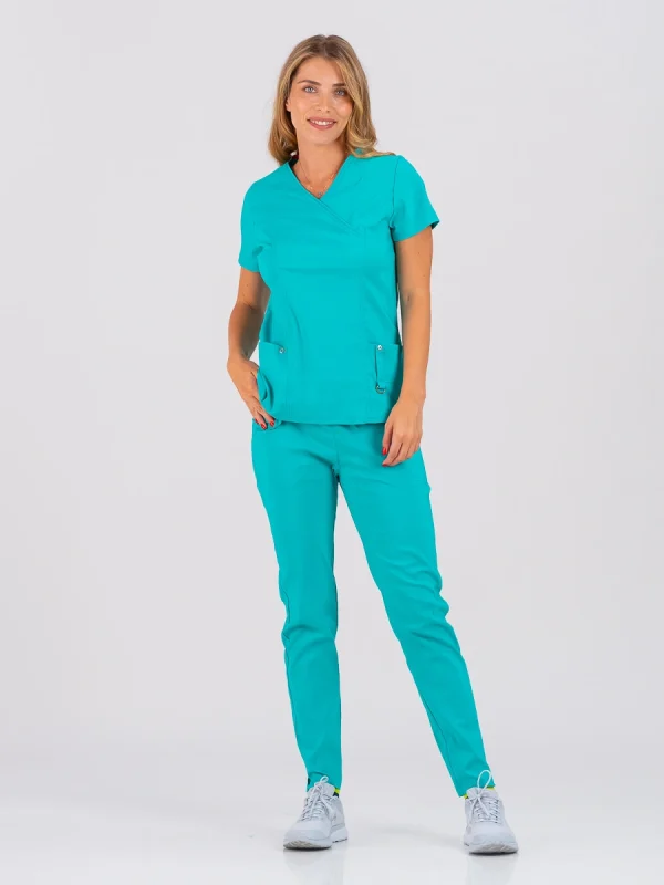 Medicinske pantalone SuperStretch slim azzurro boje – udobne i rastezljive za medicinsko osoblje, brenda BTS medicinskih uniformi