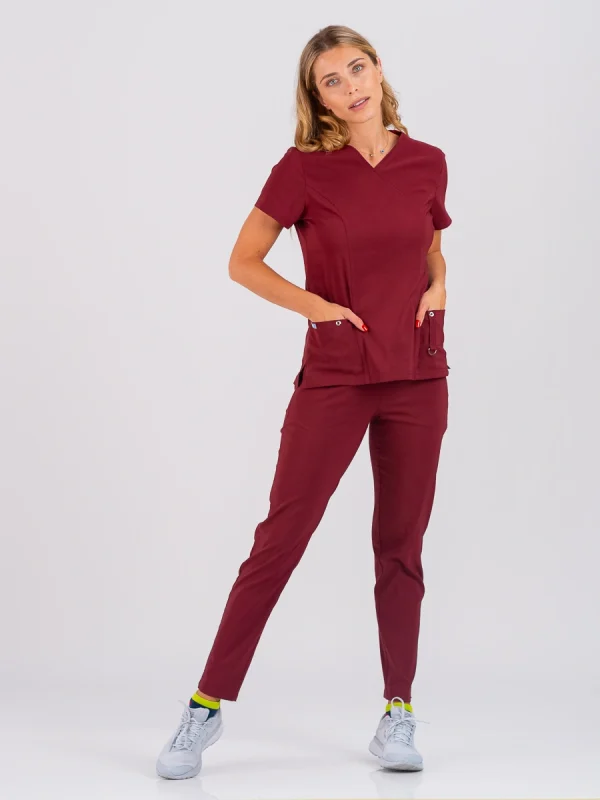 Medicinske pantalone SuperStretch slim bordo boje – udobne i rastezljive za medicinsko osoblje, brenda BTS medicinskih uniformi