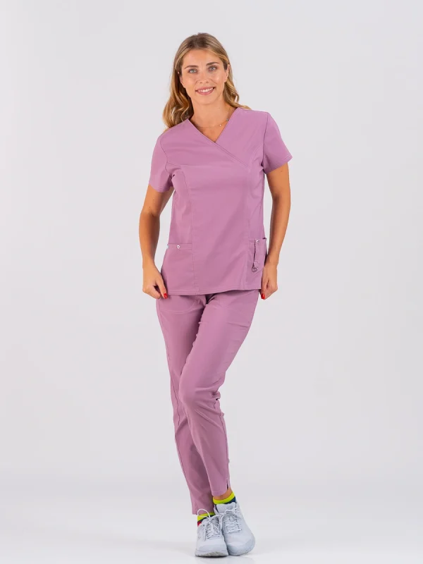 Medicinske pantalone SuperStretch slim desert rose boje – udobne i rastezljive za medicinsko osoblje, brenda BTS medicinskih uniformi